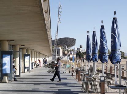 Trabajadores de un restaurante en la playa de la Barceloneta, en octubre.