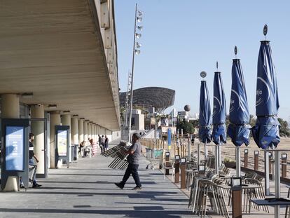 Trabajadores de un restaurante en la playa de la Barceloneta el 16 de octubre de 2020.