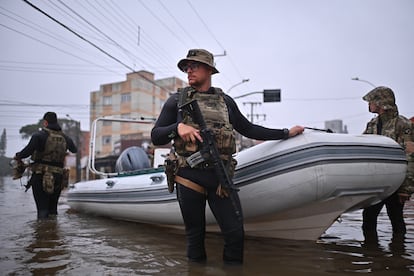 Militares en una embarcación recorren Canoas, una zona conurbada al norte de Porto Alegre, el viernes pasado.