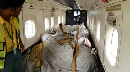 Basura recogida en la región del Everest depositada en un avión para ser llevada a reciclar, en el aeropuerto de Tribhuvan (Kathmandú).