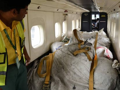 Basura recogida en la región del Everest depositada en un avión para ser llevada a reciclar, en el aeropuerto de Tribhuvan (Kathmandú).