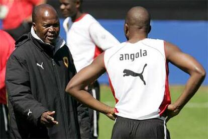 Oliveira Gonçalves, el seleccionador de Angola, habla con uno de sus futbolistas.