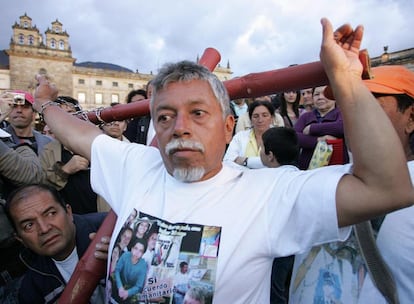 El profesor colombiano Gustavo Moncayo, padre de un militar secuestrado por las FARC, durante su crucifixión simbólica en Bogotá.