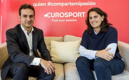Antonio Ruiz, Vicepresidente de Marketing y Gestión de Franquicias de Eurosport, y Conchita Martínez, capitana de la Copa Davis, junto a la nueva imagen de la cadena