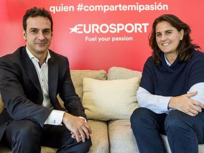 Antonio Ruiz, Vicepresidente de Marketing y Gestión de Franquicias de Eurosport, y Conchita Martínez, capitana de la Copa Davis, junto a la nueva imagen de la cadena