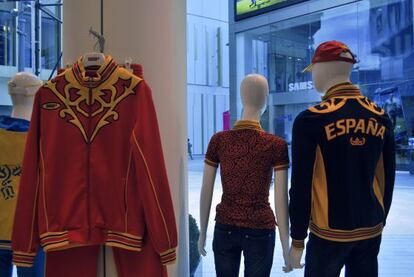 Prendas de la equipaci&oacute;n espa&ntilde;ola en la tienda de Bosco en Londres