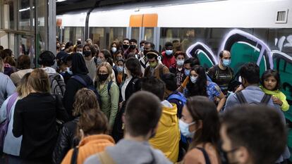 Concentraciones de pasajeros en las estaciones de Rodalies en Barcelona, debido a la huelga de maquinistas de la pasada semana.