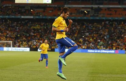 Neymar celebra uno de sus goles contra Sud&aacute;frica.