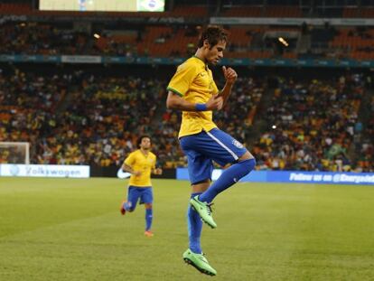 Neymar celebra uno de sus goles contra Sud&aacute;frica.