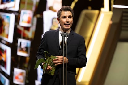 El periodista Carlos del Amor recibe el Ondas al mejor presentador de televisión durante la gala.