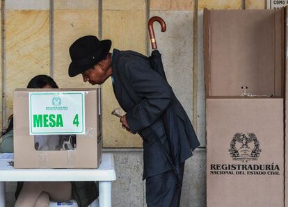 Un ciudadano colombiano ejerce su voto en un centro electoral en Colombia.