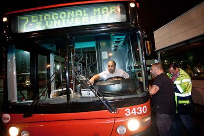 Cochera de autobuses del Triangle donde trabajadores y piquetes comprueban que los autobuses que salen son de servicios m&iacute;nimos. 