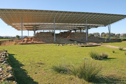 En 1978, un labrador que construía una alberca descubrió este edificio de origen tartésico, que 2.500 años antes había sido quemado con todo lo que tenía dentro. Interpretado al principio como santuario, las últimas investigaciones sugieren que fue un palacio de la nobleza rural, al estilo de otros que vertebraban el valle del Guadiana entre 500 y 400 antes de Cristo. Situado a 10 kilómetros del municipio de Zalamea de la Serena, se puede visitar gratuitamente. Más información: <a href="http://turismoextremadura.com/viajar/turismo/es/explora/Cancho-Roano/" target="">turismoextremadura.com.</a>