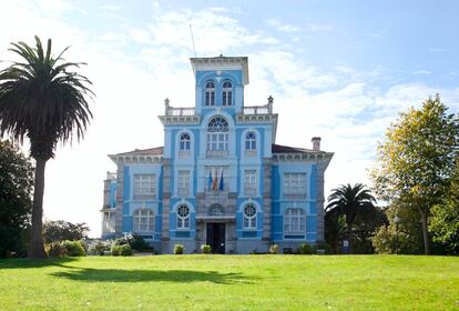 Qué: Este palacete digno de la cuenta @accidentallywesanderson fue construido por el empresario Íñigo Noriega tras volver de México a principios de 1900. Ahora alberga el Museo de la Emigración y Archivo de Indianos, pero conserva la estructura colonial y los detalles arabescos y griegos. Y no es el único. Por qué: Merece la pena hacer la ruta de los indianos de Colombres y disfrutar de esas casas ostentosas que los emigrantes construyeron tras hacer (con éxito) las américas. Dónde: Colombres, Asturias.