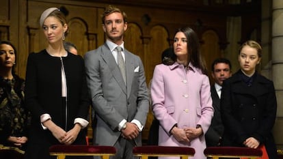 Beatrice Borromeo, Pierre Casiraghi,Carlota Casiraghi y Alexandra de Hanover este jueves en la catedral de Mónaco.