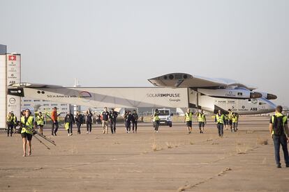 La vuelta al mundo ha celebrado ya 14 etapas desde que partió de Omán y en su recorrido ha pasado por India, Myanmar, China, Japón y Estados Unidos. En la imagen, el avión solar tras aterrizar en Sevilla.