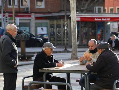 Un grupo de ancianos juega a las cartas en Madrid. Jubilados en Madrid.