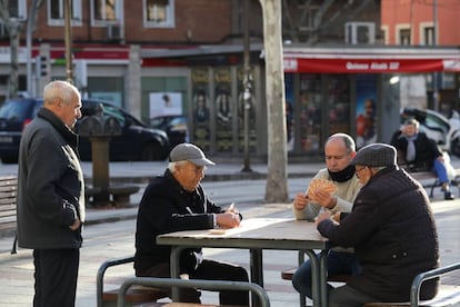 Un grupo de ancianos juega a las cartas en Madrid. Jubilados en Madrid.