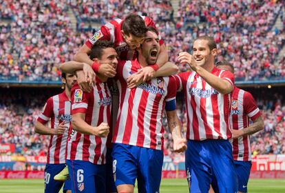Raul Garcia celebra con Koke, Villa y Mario Suarez su gol contra el Villarreal en el Calderón