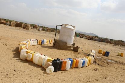 La escasez de agua es uno de los problemas más graves en Yemen en general y en Abs en particular. La situación en los entornos de desplazados es particularmente preocupante, totalmente desatendida. El saneamiento es otro problema crítico, ya que muchos hogares no tienen letrinas cerca y la defecación al aire libre es común. Las malas condiciones higiénicas contribuyen a que sea un caldo de cultivo para epidemias como el cólera en curso y la epidemia aguda de diarrea acuosa.