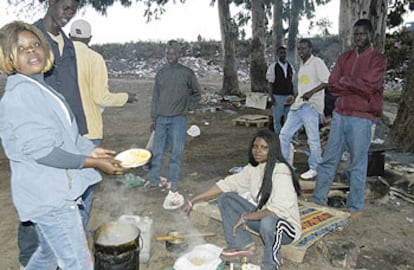 Subsaharianos acampados junto al colegio donde la Vicaría de Ceuta acoge a inmigrantes sin papeles.