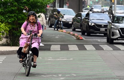 Xóchitl Gálvez va en bicicleta a registrar su candidatura para el Frente Amplio, el 4 de julio en Ciudad de México.