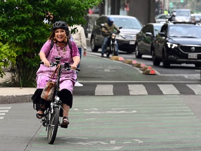 Xóchitl Gálvez va en bicicleta a registrar su candidatura para el Frente Amplio, el 4 de julio en Ciudad de México.