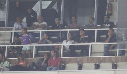 Cristiano Ronaldo acompañado de su familia en el palco del Bernabéu.