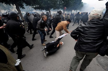 Un manifestante cae al suelo en medio de una carga policial en la avenida Roma de Túnez.