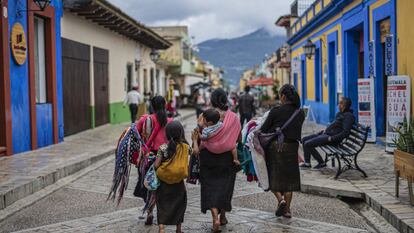 Mujeres indígenas en las calles de San Cristóbal de las Casas (Chiapas), en 2020.