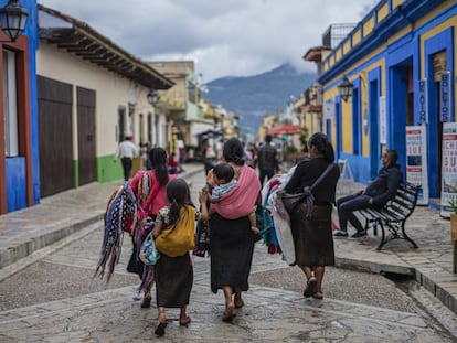 Mujeres indígenas en las calles de San Cristóbal de las Casas (Chiapas), en 2020.