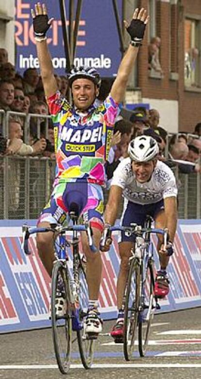 Garzelli celebra su victoria en la etapa por delante de Casagrande.