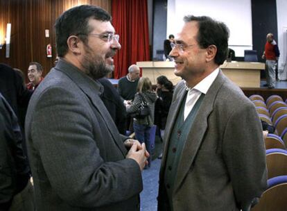 Antoni Furió y Vicent Soler, candidatos a rector de la Universitat de València, ayer en la asamblea.