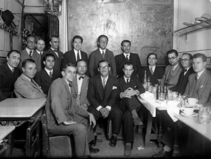 Ramón Gómez de la Serna (cuarto a la derecha) en la tertulia del café Pombo, hacia 1931.EFE