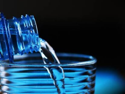 Fin de la ‘guerra del agua’: una teleoperadora condenada a suministrar botellas de agua mineral a su plantilla