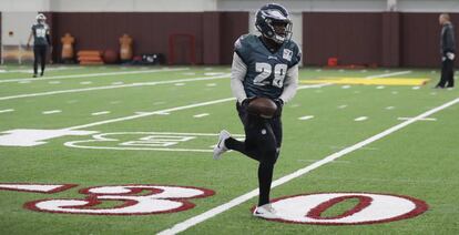 El corredor Wendell Smallwood de Eagles durante el entrenamiento.