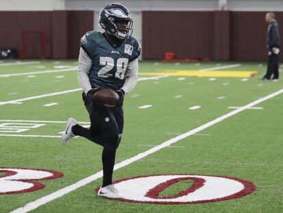 El corredor Wendell Smallwood de Eagles durante el entrenamiento.