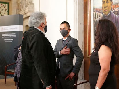 El subsecretario de Derechos Humanos de la Secretaría de Gobernación, Alejandro Encinas Rodríguez, durante el perdón público a Arturo Medina Vela.