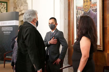 Alejandro Encinas Rodríguez, durante el perdón público a Arturo Medina Vela