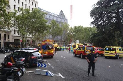 Vista del despliegue de los servicios de emergencia frente al hotel Ritz de Madrid.