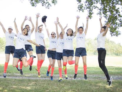 Equipo femenino del campeonato de fútbol de CMS ALbiñana & Suárez de Lezo.