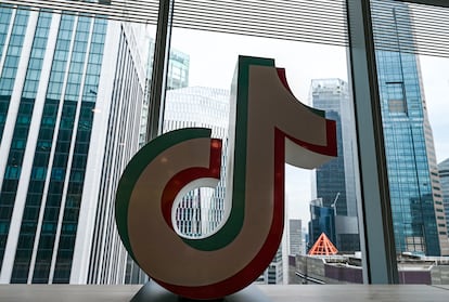 Logo de TikTok en las oficinas de la compañía en Singapur.