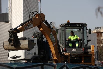 Un hombre con una máquina excavadora, trabaja en una obra. Eduardo Parra / Europa Press