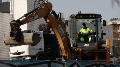 Un hombre con una máquina excavadora, trabaja en una obra. Eduardo Parra / Europa Press