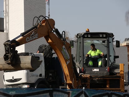 Un hombre con una máquina excavadora, trabaja en una obra. Eduardo Parra / Europa Press