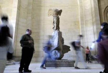 La Victoria de Samotracia, una de las tres obras icónicas del Museo del Louvre, dejó hoy de presidir la escalinata donde fue instalada en el siglo XIX, para ser restaurada y estudiada en profundidad junto con el zócalo-barco en el que se apoya. EFE/Archivo