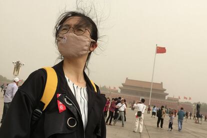 Visitantes en la Plaza Tiananmen, durante una tormenta de polvo en Pekín, China.