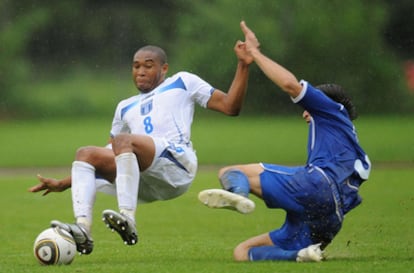 El jugador de Honduras Wilson Palacios (izquierda), en un momento del partido amistoso contra Aberbaiyán.