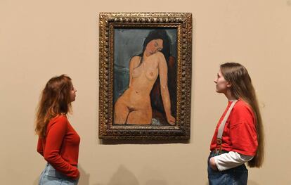 Dos mujeres observan una obra del artista italiano Amedeo Modigliani durante la presentaci&oacute;n de una nueva retrospectiva del trabajo del artista en la Tate Modern.