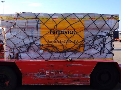 Uno de los paquetes de material sanitario de Ferrovial, llegado de China, este martes en el aeropuerto Adolfo Suárez-Madrid Barajas. 